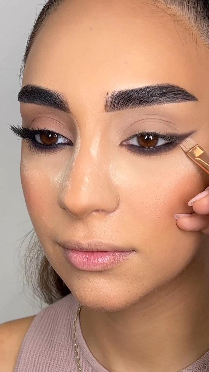 Smokey Wing Liner Perfection: Achieve A Stunning Look with the Signature Palette